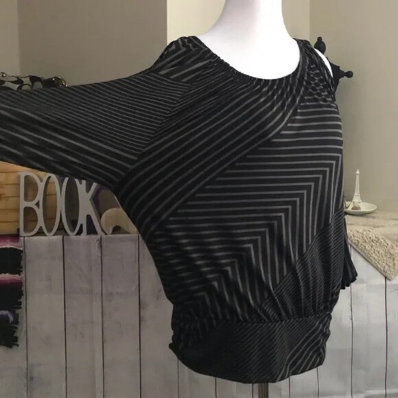 Robert Louis sz M Striped Cold Shoulder Top - Picture 5 of 11